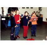 Weihnachtsfeier 2001: Katharina Hattenbauer, Viktoria Klemens, Carina Schuhmann und Frederik Hattenbauer beim Fltenspiel