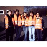 Maintal-Lauf 2002: Steckenposten vor ihrem Einsatz; Verena Mller, Katrin Zargus, Bahar Bosnak,  Jaqueline Perez-Menjivar und ihre Schwester Chantal.